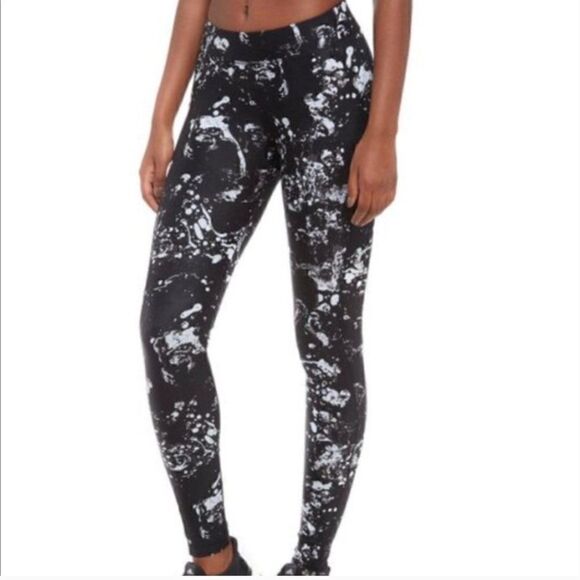 HPE Black Graffiti Workout Leggings Size XS - Picture 1 of 14